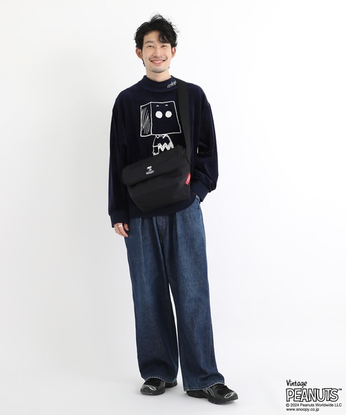 Manhattan Portage（マンハッタンポーテージ）の「Nylon Messenger Bag JR Flap Zipper Pocket PEANUTS FW2024（メッセンジャーバッグ・レディース・ブラック・SMALL）」の4枚目の写真