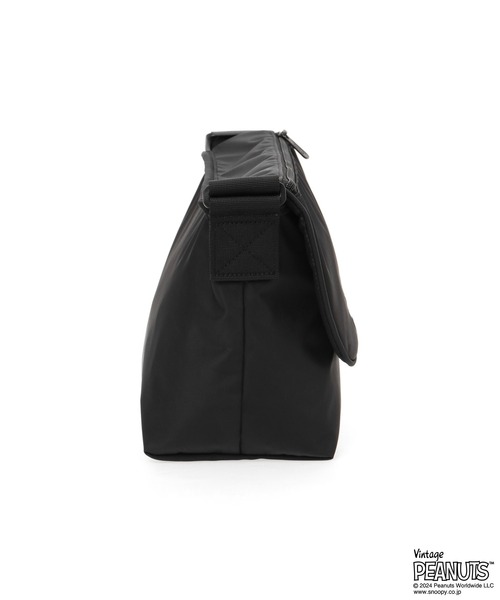 Manhattan Portage（マンハッタンポーテージ）の「Nylon Messenger Bag JR Flap Zipper Pocket PEANUTS FW2024（メッセンジャーバッグ・レディース・ブラック・SMALL）」の8枚目の写真