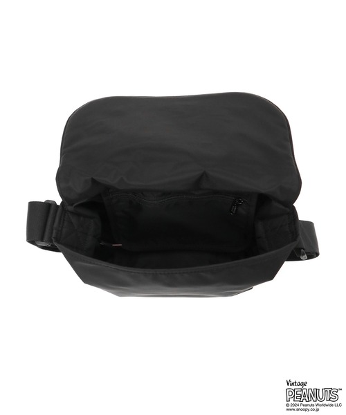 Manhattan Portage（マンハッタンポーテージ）の「Nylon Messenger Bag JR Flap Zipper Pocket PEANUTS FW2024（メッセンジャーバッグ・レディース・ブラック・SMALL）」の11枚目の写真