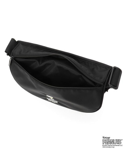 Manhattan Portage（マンハッタンポーテージ）の「Nylon Messenger Bag JR Flap Zipper Pocket PEANUTS FW2024（メッセンジャーバッグ・レディース・ブラック・SMALL）」の13枚目の写真