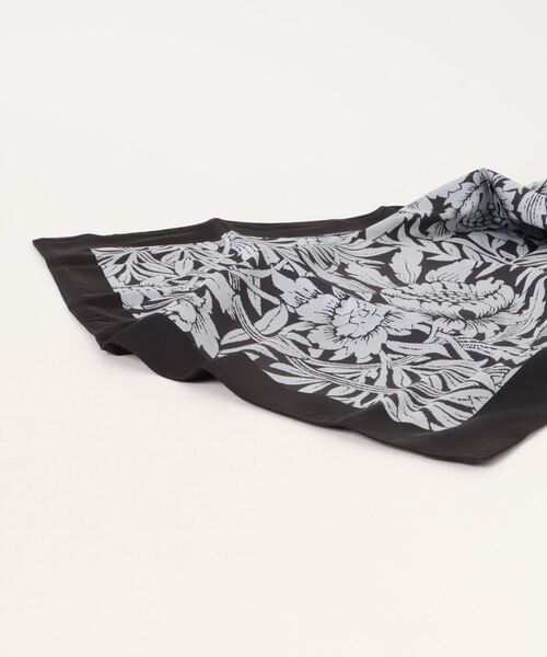 LAZY SUSAN（レイジースーザン）の「スカーフバッグ　ボタニカ（エコバッグ/サブバッグ・レディース・ブラック・FREE）」の4枚目の写真