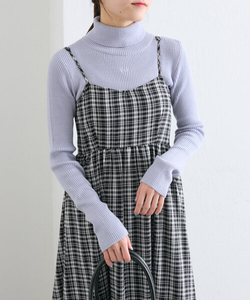 w closet（ダブルクローゼット）の「【4色展開/ラメ生地】刺繍タートルニット（ニット/セーター・レディース・ブラック/アイボリー/ボルドー/ブルー・FREE）」の3枚目の写真
