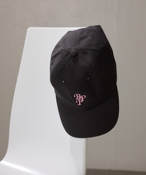 PAPILLONNER(パピヨネ)の「Regency works by papillonner/別注刺繍ロゴCAP(キャップ・レディース・ベージュ/チャコールグレー・FREE)」の2枚目の写真