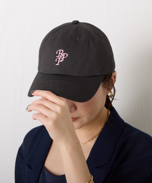 PAPILLONNER(パピヨネ)の「Regency works by papillonner/別注刺繍ロゴCAP(キャップ・レディース・ベージュ/チャコールグレー・FREE)」の3枚目の写真