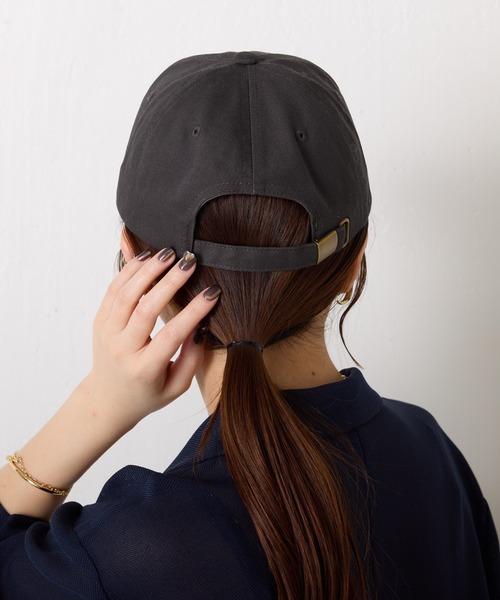 PAPILLONNER(パピヨネ)の「Regency works by papillonner/別注刺繍ロゴCAP(キャップ・レディース・ベージュ/チャコールグレー・FREE)」の4枚目の写真