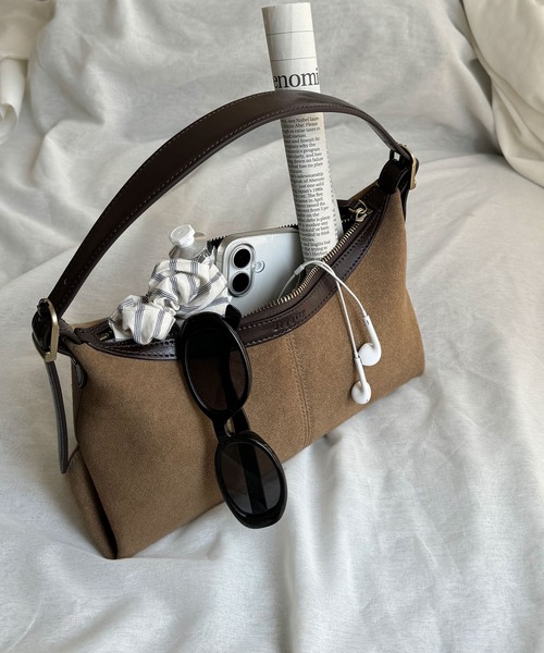 CANAL JEAN(キャナルジーン)の「diggity スエードベルトハンドバッグ(ハンドバッグ・レディース・ベージュ・ONE SIZE)」の2枚目の写真