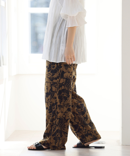 JOURNAL STANDARD relume（ジャーナルスタンダード　レリューム）の「《再入荷！》【洗濯機洗い可能】大きな花柄で大人カジュアルに仕上がる。コントラストフラワープリントパンツ（その他パンツ・レディース・ブラック/アイボリー/グリーン・FREE）」の19枚目の写真