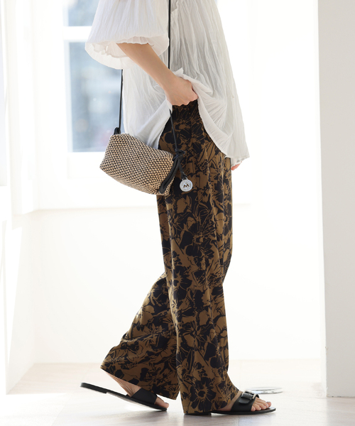 JOURNAL STANDARD relume（ジャーナルスタンダード　レリューム）の「《再入荷！》【洗濯機洗い可能】大きな花柄で大人カジュアルに仕上がる。コントラストフラワープリントパンツ（その他パンツ・レディース・ブラック/アイボリー/グリーン・FREE）」の20枚目の写真