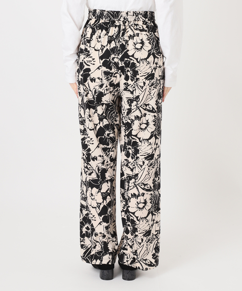 JOURNAL STANDARD relume（ジャーナルスタンダード　レリューム）の「《再入荷！》【洗濯機洗い可能】大きな花柄で大人カジュアルに仕上がる。コントラストフラワープリントパンツ（その他パンツ・レディース・ブラック/アイボリー/グリーン・FREE）」の5枚目の写真