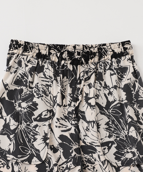 JOURNAL STANDARD relume（ジャーナルスタンダード　レリューム）の「《再入荷！》【洗濯機洗い可能】大きな花柄で大人カジュアルに仕上がる。コントラストフラワープリントパンツ（その他パンツ・レディース・ブラック/アイボリー/グリーン・FREE）」の9枚目の写真