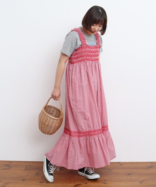 Dot&Stripes CHILD WOMAN(ドットアンドストライプス チャイルドウーマン)の「60sギンガム スモッキングワンピース(ワンピース・レディース・ブラック/レッド・FREE)」の2枚目の写真