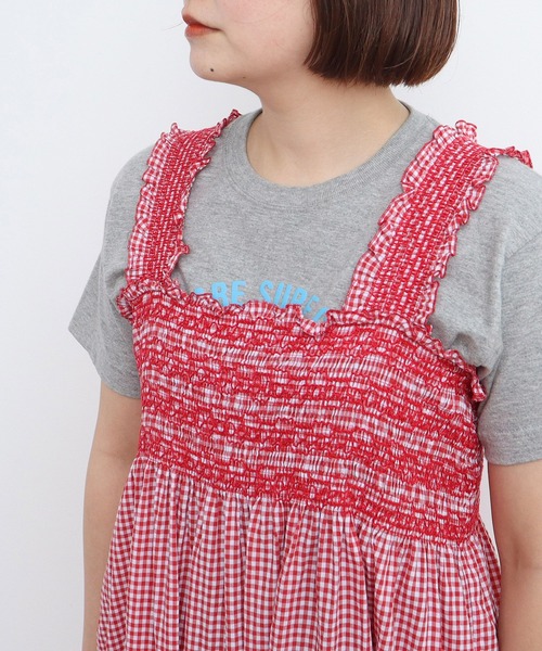 Dot&Stripes CHILD WOMAN(ドットアンドストライプス チャイルドウーマン)の「60sギンガム スモッキングワンピース(ワンピース・レディース・ブラック/レッド・FREE)」の4枚目の写真