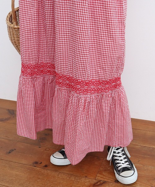 Dot&Stripes CHILD WOMAN(ドットアンドストライプス チャイルドウーマン)の「60sギンガム スモッキングワンピース(ワンピース・レディース・ブラック/レッド・FREE)」の7枚目の写真