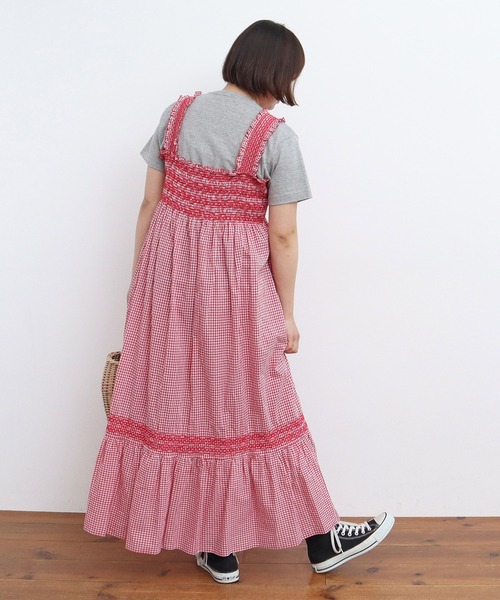 Dot&Stripes CHILD WOMAN(ドットアンドストライプス チャイルドウーマン)の「60sギンガム スモッキングワンピース(ワンピース・レディース・ブラック/レッド・FREE)」の5枚目の写真