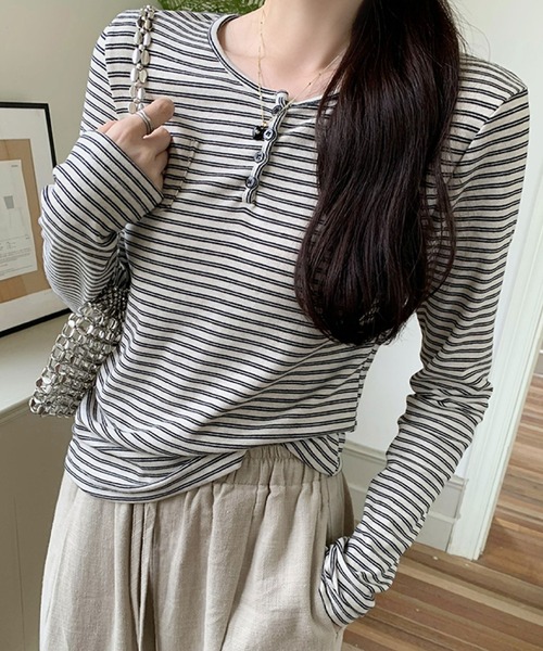 2ly2（トゥーリートゥー）の「ナチュラルスタイル◎ボーダー柄ヘンリーネックトップス（Tシャツ/カットソー・レディース・ベージュ/ブラック/ホワイト/ライトグレー・FREE/SMALL/MEDIUM）」の4枚目の写真