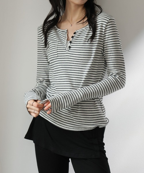 2ly2（トゥーリートゥー）の「ナチュラルスタイル◎ボーダー柄ヘンリーネックトップス（Tシャツ/カットソー・レディース・ベージュ/ブラック/ホワイト/ライトグレー・FREE/SMALL/MEDIUM）」の2枚目の写真