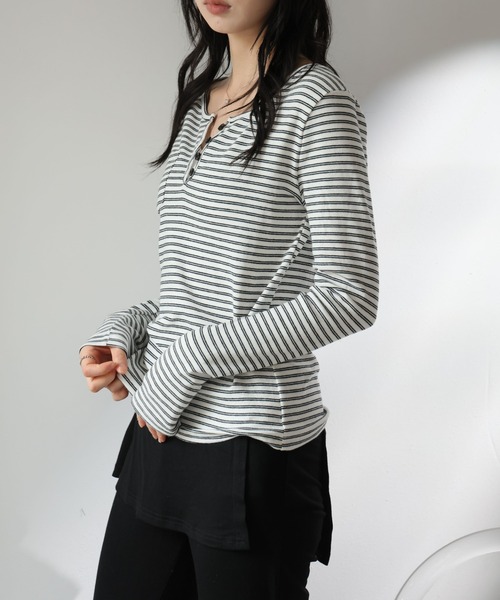 2ly2（トゥーリートゥー）の「ナチュラルスタイル◎ボーダー柄ヘンリーネックトップス（Tシャツ/カットソー・レディース・ベージュ/ブラック/ホワイト/ライトグレー・FREE/SMALL/MEDIUM）」の20枚目の写真