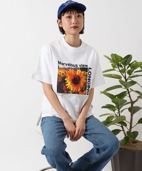 FFEIN(フェイン)の「【FFEIN(フェイン)】ひまわりアートフォトTシャツ / バックロゴ 短丈 Tシャツ クルーネック 半袖(Tシャツ/カットソー・メンズ・ブラック/ホワイト・SMALL/MEDIUM/LARGE)」の2枚目の写真