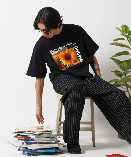 FFEIN(フェイン)の「【FFEIN(フェイン)】ひまわりアートフォトTシャツ / バックロゴ 短丈 Tシャツ クルーネック 半袖(Tシャツ/カットソー・メンズ・ブラック/ホワイト・SMALL/MEDIUM/LARGE)」の1枚目の写真