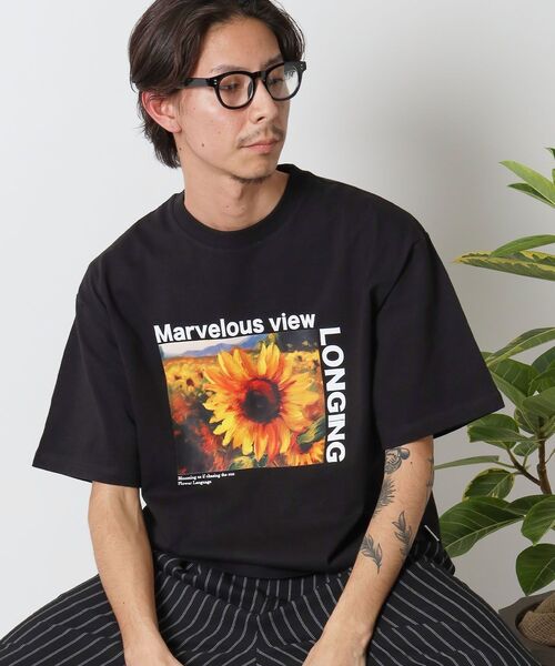 FFEIN(フェイン)の「【FFEIN(フェイン)】ひまわりアートフォトTシャツ / バックロゴ 短丈 Tシャツ クルーネック 半袖(Tシャツ/カットソー・メンズ・ブラック/ホワイト・SMALL/MEDIUM/LARGE)」の4枚目の写真