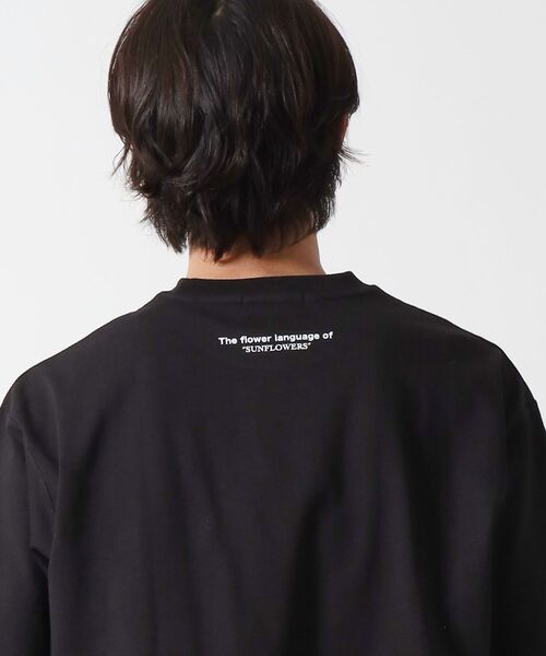 FFEIN(フェイン)の「【FFEIN(フェイン)】ひまわりアートフォトTシャツ / バックロゴ 短丈 Tシャツ クルーネック 半袖(Tシャツ/カットソー・メンズ・ブラック/ホワイト・SMALL/MEDIUM/LARGE)」の8枚目の写真
