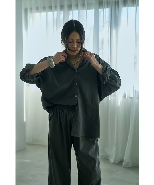 marjour（マージュール）の「COMFORTABLE SETUP SHIRTS（シャツ/ブラウス・レディース・ベージュ/グレー・M）」の2枚目の写真