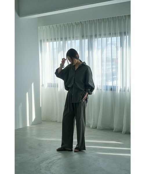 marjour（マージュール）の「COMFORTABLE SETUP SHIRTS（シャツ/ブラウス・レディース・ベージュ/グレー・M）」の13枚目の写真