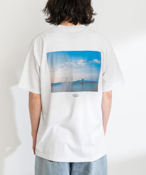 MAGIC NUMBER(マジック ナンバー)の「MAGIC NUMBER SEEYOUINTHEWATER PHOTO(Tシャツ/カットソー・メンズ・グレー系その他/イエロー/ホワイト・MEDIUM/LARGE)」の11枚目の写真