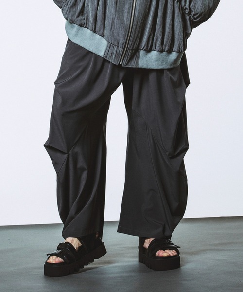 NO ID.(ノーアイディ)の「【NO ID.】Changing Gather Drape Trousers / チェンジング ギャザー ドレープ トラウザーズ(その他パンツ・メンズ・その他23/ブラック/グレー・2/1)」の3枚目の写真