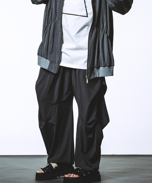 NO ID.(ノーアイディ)の「【NO ID.】Changing Gather Drape Trousers / チェンジング ギャザー ドレープ トラウザーズ(その他パンツ・メンズ・その他23/ブラック/グレー・2/1)」の5枚目の写真