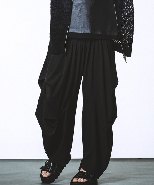 NO ID.(ノーアイディ)の「【NO ID.】Changing Gather Drape Trousers / チェンジング ギャザー ドレープ トラウザーズ(その他パンツ・メンズ・その他23/ブラック/グレー・2/1)」の14枚目の写真