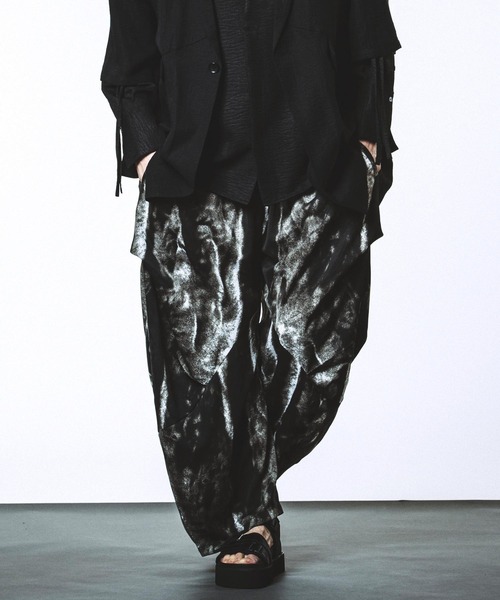 NO ID.(ノーアイディ)の「【NO ID.】Changing Gather Drape Trousers / チェンジング ギャザー ドレープ トラウザーズ(その他パンツ・メンズ・その他23/ブラック/グレー・2/1)」の21枚目の写真