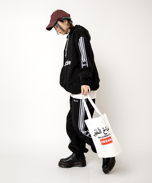 RNA（アールエヌエー）の「J2153 トラックハーフＺＩＰジャケット（ナイロンジャケット・レディース・レッド/ネイビー/ブラック・MEDIUM）」の18枚目の写真