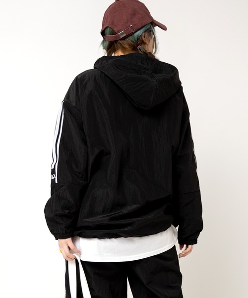 RNA（アールエヌエー）の「J2153 トラックハーフＺＩＰジャケット（ナイロンジャケット・レディース・レッド/ネイビー/ブラック・MEDIUM）」の5枚目の写真