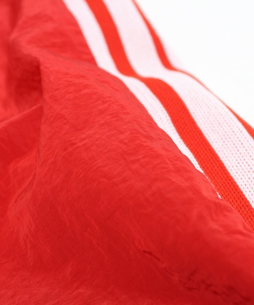 RNA（アールエヌエー）の「J2153 トラックハーフＺＩＰジャケット（ナイロンジャケット・レディース・レッド/ネイビー/ブラック・MEDIUM）」の16枚目の写真