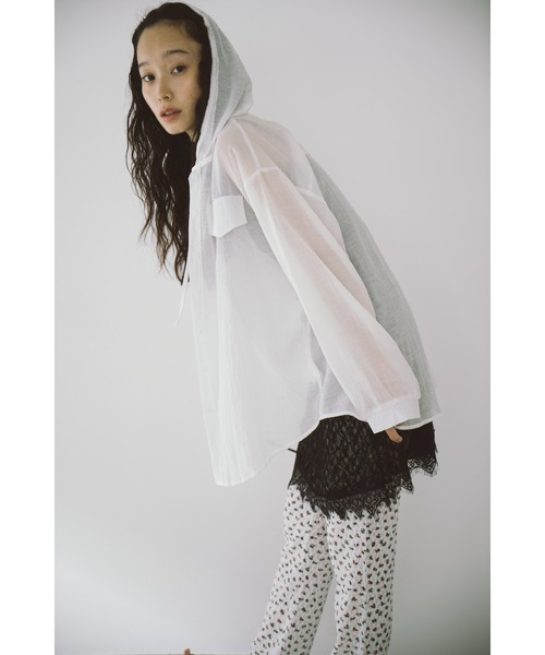 duei（デュイ）の「オーバーサイズシアーフーディーシャツ（シャツ/ブラウス・レディース・ブルー/ホワイト・FREE）」の2枚目の写真