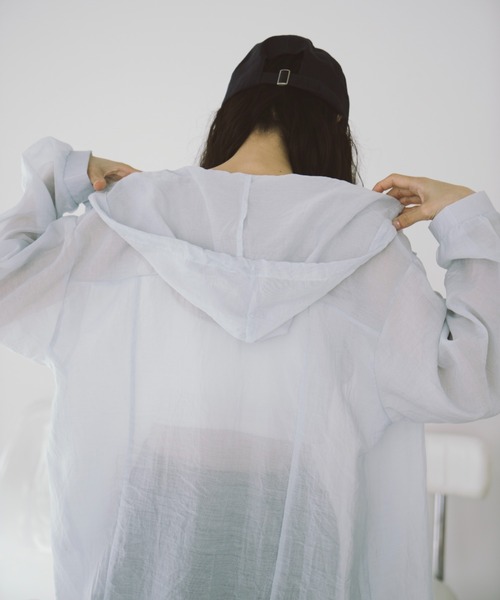 duei（デュイ）の「オーバーサイズシアーフーディーシャツ（シャツ/ブラウス・レディース・ブルー/ホワイト・FREE）」の4枚目の写真