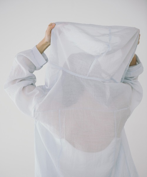 duei（デュイ）の「オーバーサイズシアーフーディーシャツ（シャツ/ブラウス・レディース・ブルー/ホワイト・FREE）」の5枚目の写真