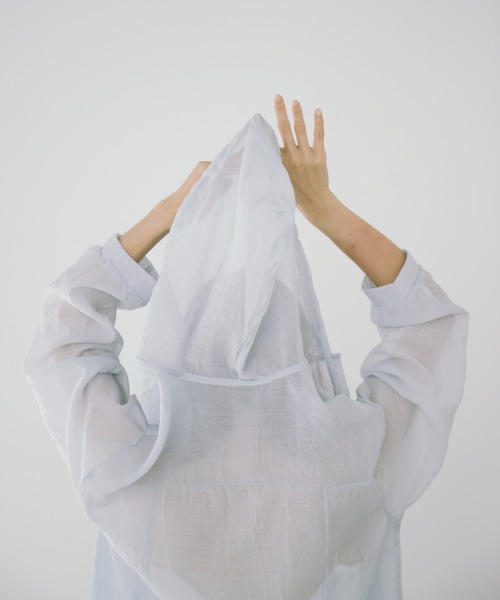 duei（デュイ）の「オーバーサイズシアーフーディーシャツ（シャツ/ブラウス・レディース・ブルー/ホワイト・FREE）」の6枚目の写真