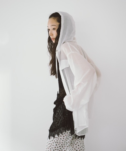 duei（デュイ）の「オーバーサイズシアーフーディーシャツ（シャツ/ブラウス・レディース・ブルー/ホワイト・FREE）」の7枚目の写真