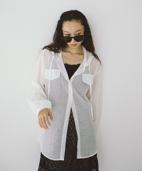 duei（デュイ）の「オーバーサイズシアーフーディーシャツ（シャツ/ブラウス・レディース・ブルー/ホワイト・FREE）」の12枚目の写真