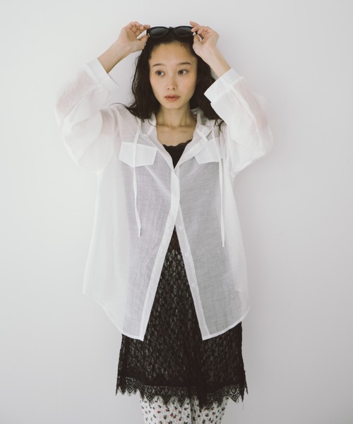 duei（デュイ）の「オーバーサイズシアーフーディーシャツ（シャツ/ブラウス・レディース・ブルー/ホワイト・FREE）」の13枚目の写真