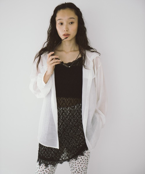 duei（デュイ）の「オーバーサイズシアーフーディーシャツ（シャツ/ブラウス・レディース・ブルー/ホワイト・FREE）」の9枚目の写真