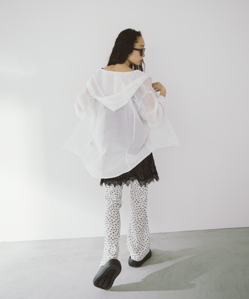 duei（デュイ）の「オーバーサイズシアーフーディーシャツ（シャツ/ブラウス・レディース・ブルー/ホワイト・FREE）」の17枚目の写真