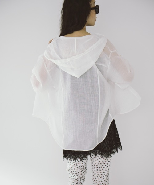 duei（デュイ）の「オーバーサイズシアーフーディーシャツ（シャツ/ブラウス・レディース・ブルー/ホワイト・FREE）」の8枚目の写真