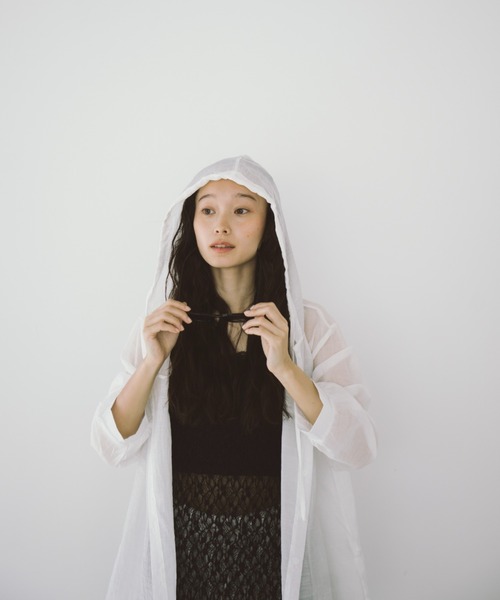 duei（デュイ）の「オーバーサイズシアーフーディーシャツ（シャツ/ブラウス・レディース・ブルー/ホワイト・FREE）」の10枚目の写真