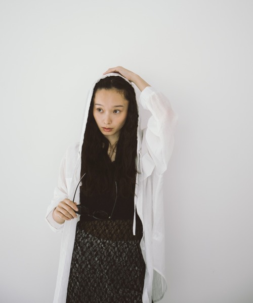 duei（デュイ）の「オーバーサイズシアーフーディーシャツ（シャツ/ブラウス・レディース・ブルー/ホワイト・FREE）」の11枚目の写真