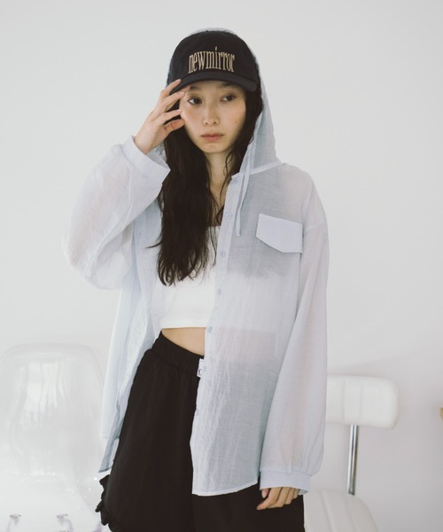 duei（デュイ）の「オーバーサイズシアーフーディーシャツ（シャツ/ブラウス・レディース・ブルー/ホワイト・FREE）」の18枚目の写真