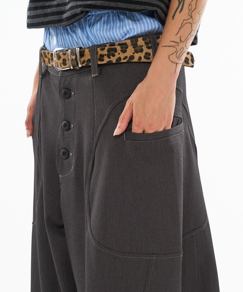 WISH FOR EVER（ウィッシュフォーエバー）の「ASSORT SIDE SWITCH BAGGY CURVE PANTS / アソートサイドスイッチバギーカーブパンツ（その他パンツ・メンズ・インディゴブルー/チャコールグレー/ブラック・LARGE/SMALL/MEDIUM）」の4枚目の写真