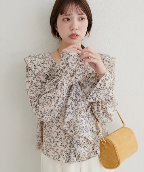 natural couture（ナチュラルクチュール）の「【WEB限定】ラッフル衿キャンディスリーブブラウス（シャツ/ブラウス・レディース・その他1/サックスブルー/ブラック/オフホワイト・FREE）」の4枚目の写真